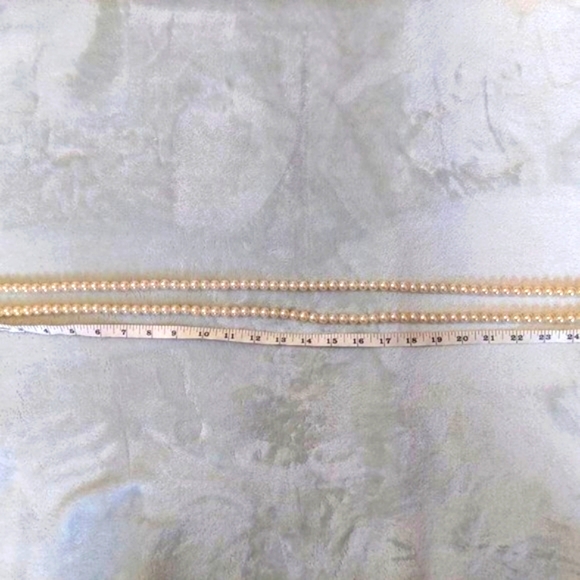 (3 for 12$) Long strand faux pearl necklace. - Picture 2 of 4